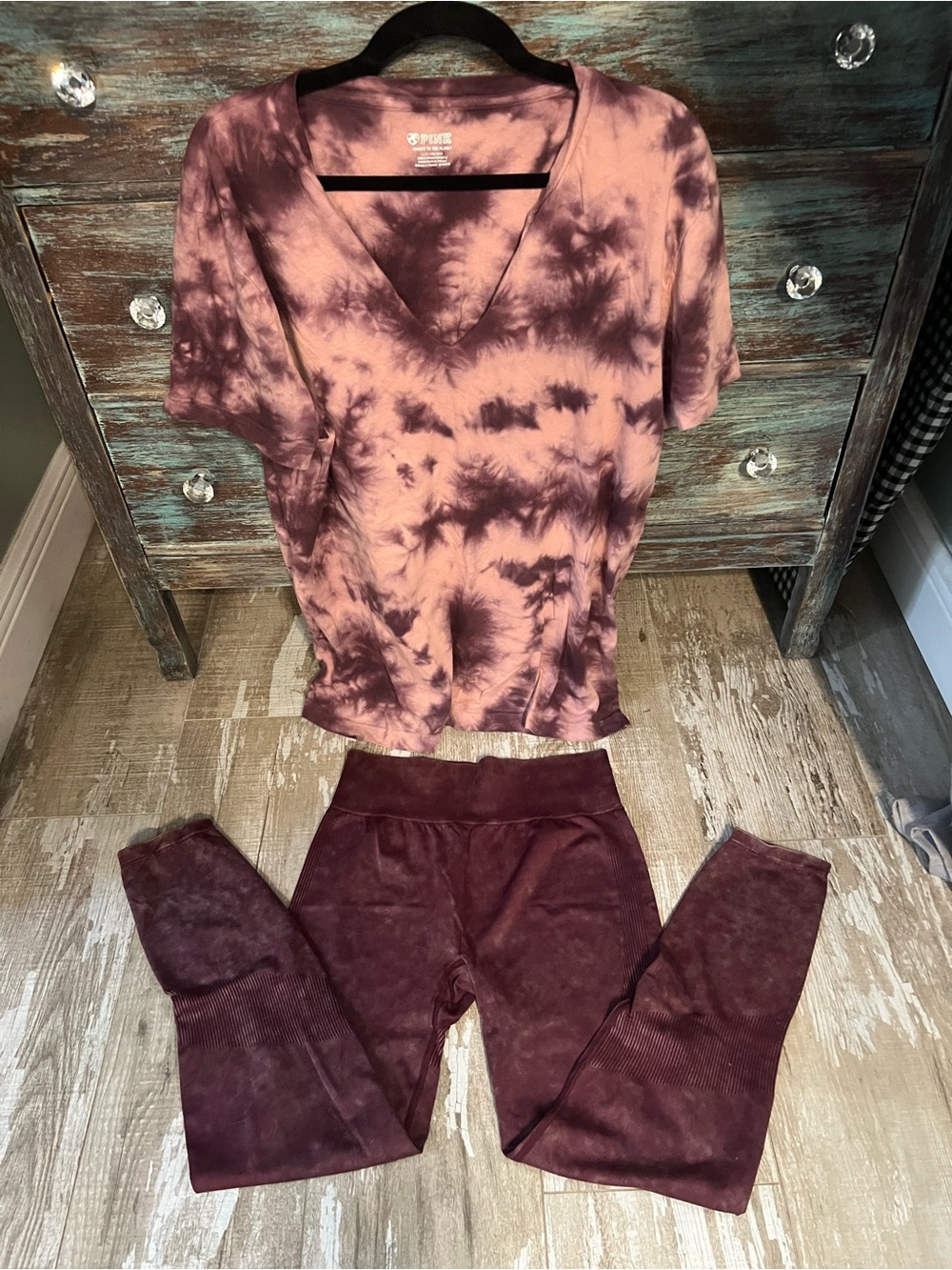 EUC💗VS PINK 2 PC (L)Seamless Washed Plum Legging&Oversized Raw VNeck TieDye Tee!